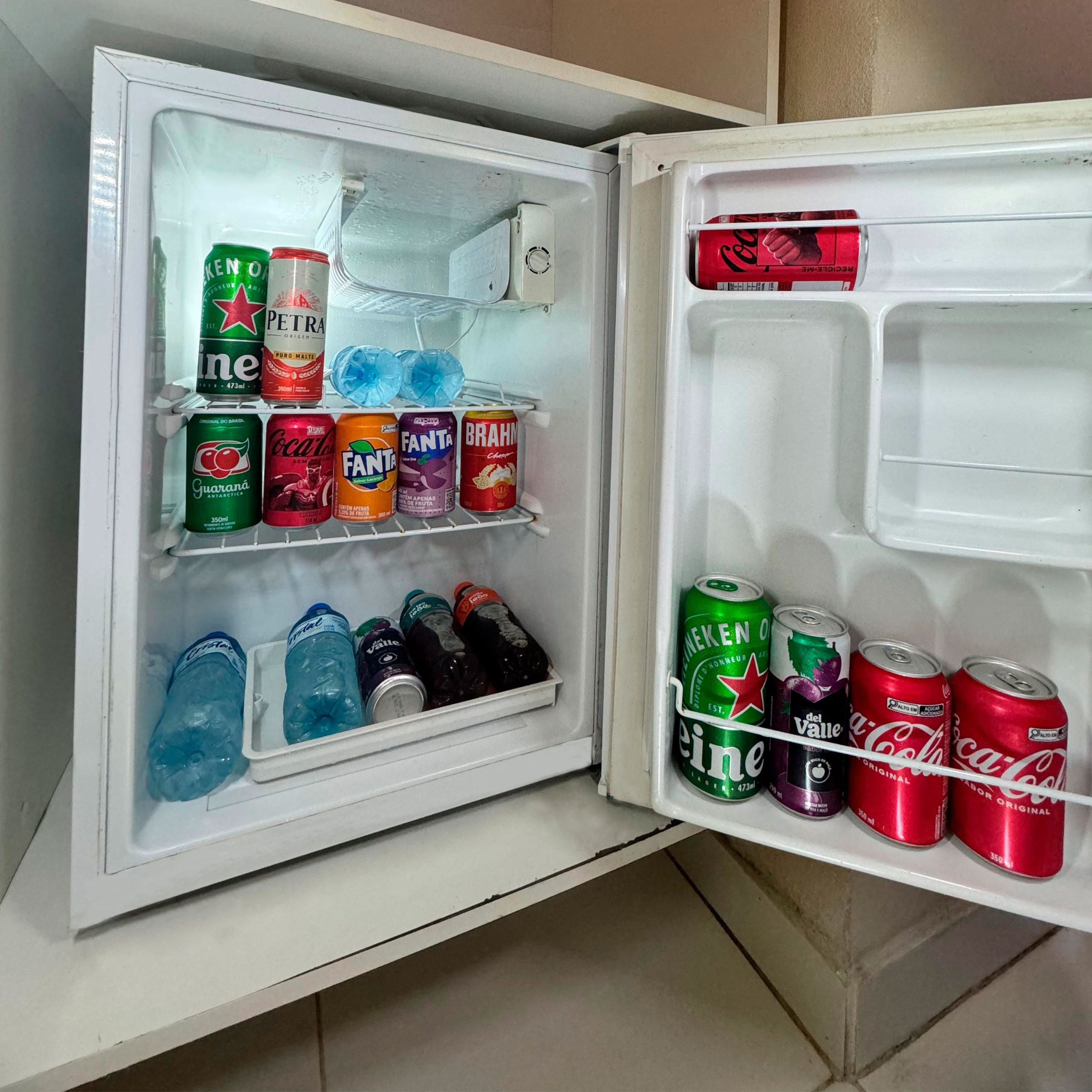 Frigobar em acomodação da Pousada Recanto Tangará
