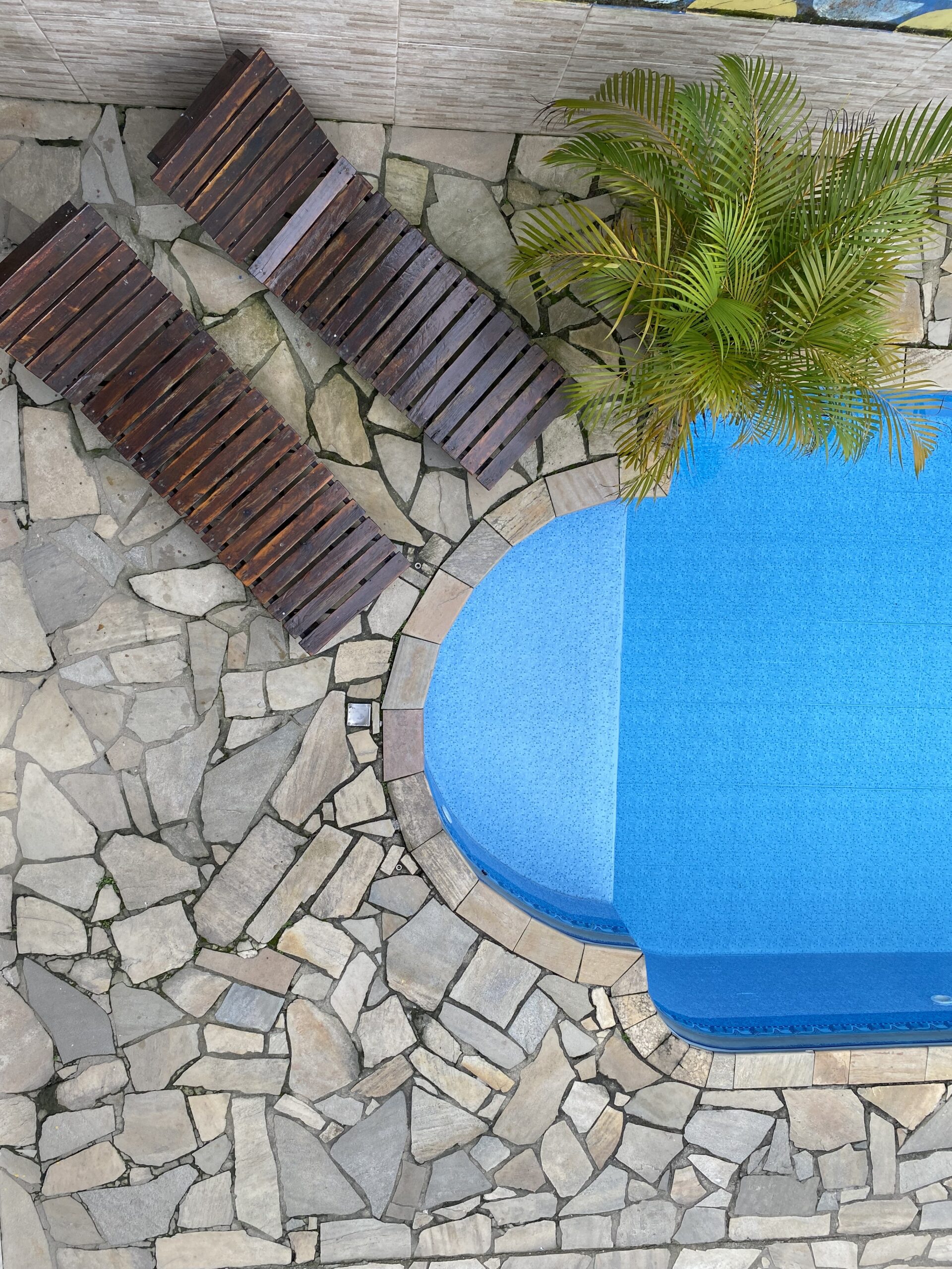Área externa com piscina da Pousada Recanto Tangará em Paraty